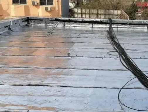 红河卫生间漏水维修公司分享下红河屋面楼顶防水刚性防水层施工要点。